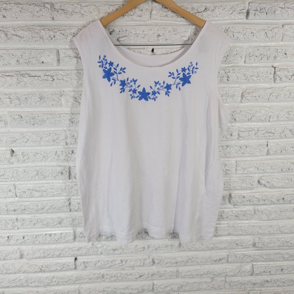 CW Classics Womens Top 2X Plus Tank White Blue Floral Lightweight WHI23E
